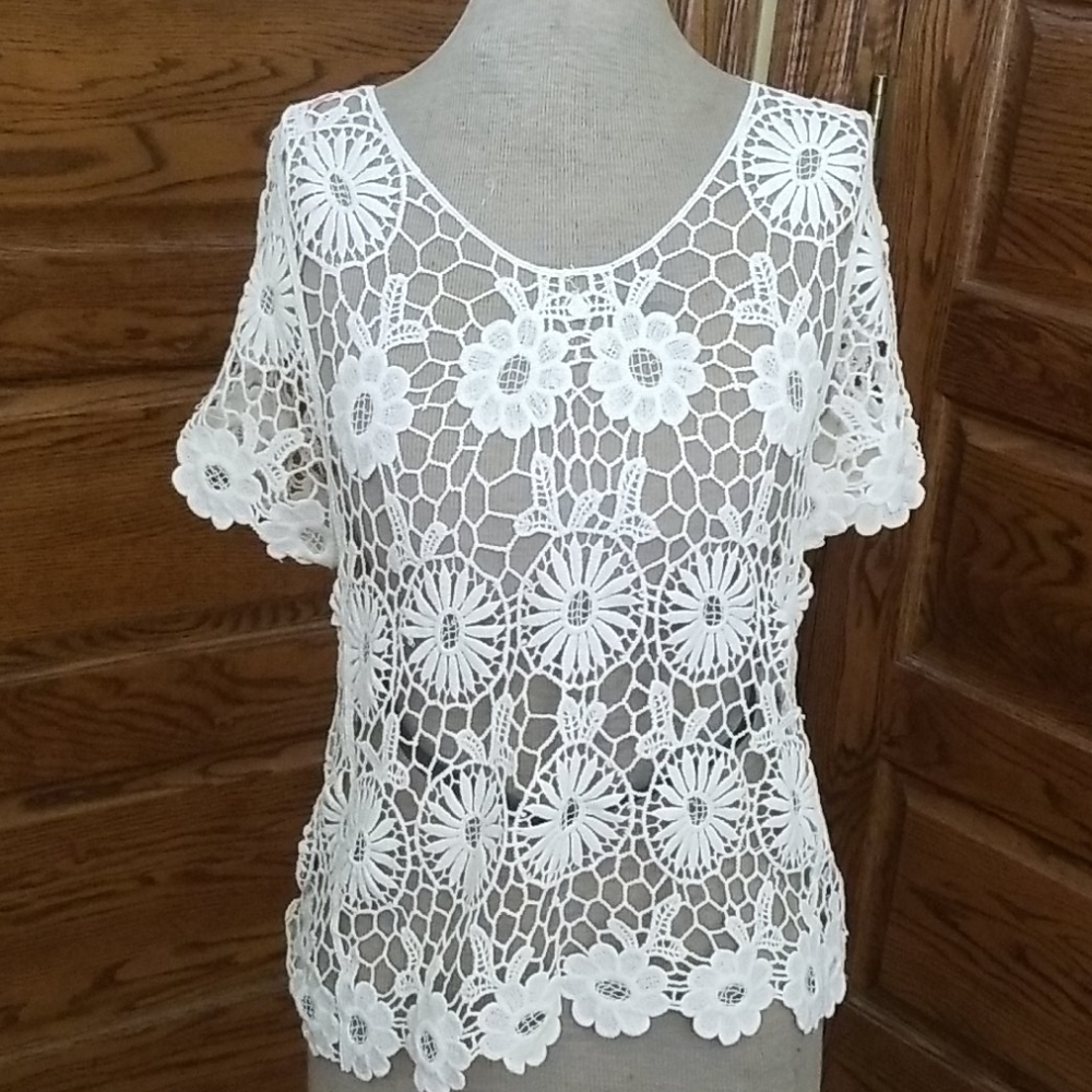 Gorgeous crochet top brand new with tags sz small